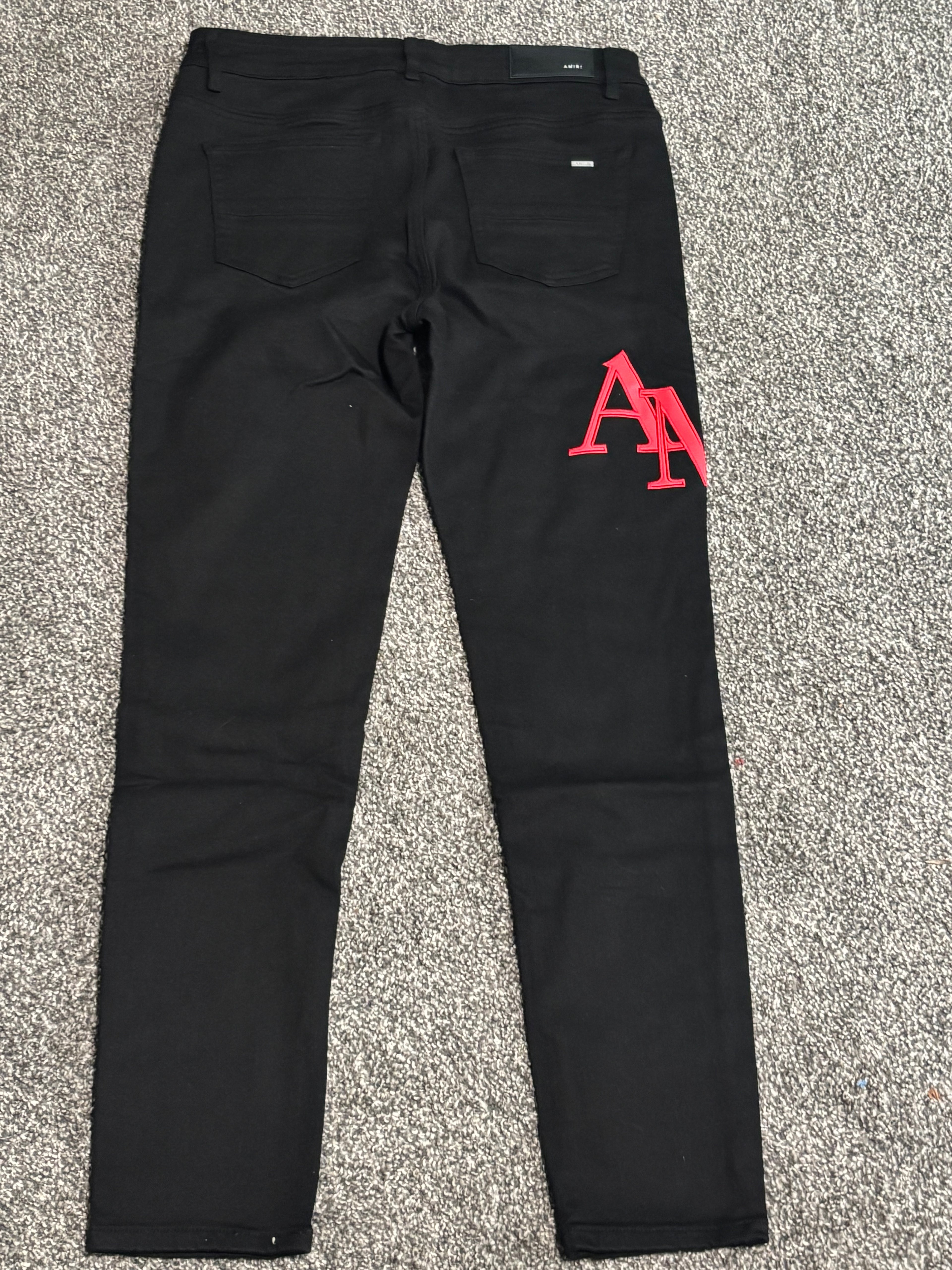 BLACK AND RED LOGO AMIRI JEAN